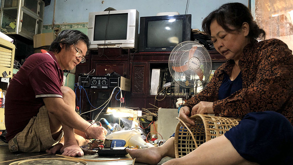 Nguyen Ky Phong and his wife, Duong Thi Thu Lieu, or Thu, make a living by fixing electronic household appliances and weaving baskets at their home in Dong Nai Province, Vietnam. Photo: Dieu Qui / Tuoi Tre