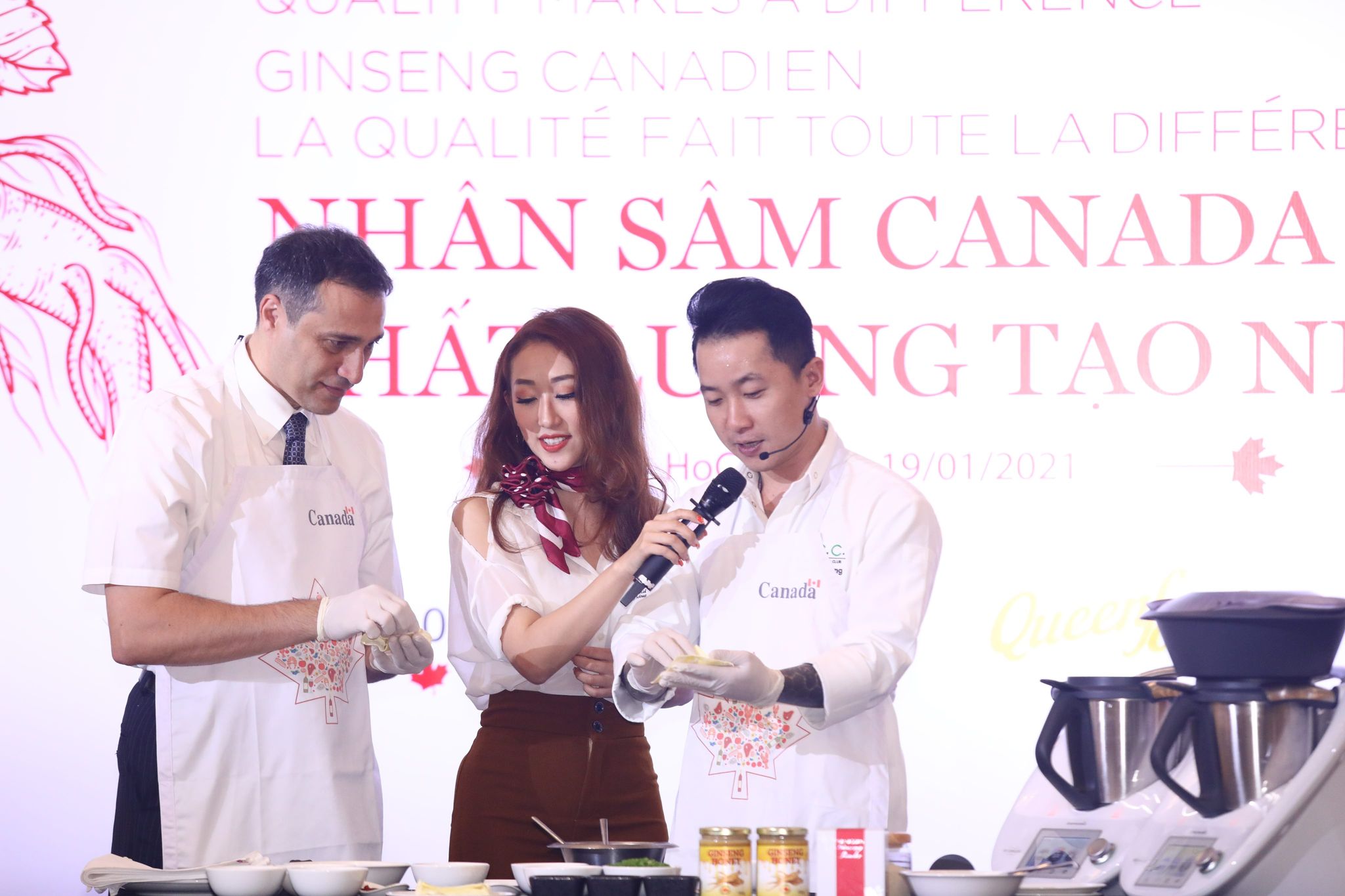 Chef Cam Thien Long (right) instructs Consul General of Canada in Ho Chi Minh City Behzad Babakhani to make foods using Canadian ginseng and local ingredients at an event to promote Canadian ginseng in Ho Chi Minh City in January. Photo by courtesy of Consulate General of Canada in Ho Chi Minh City.