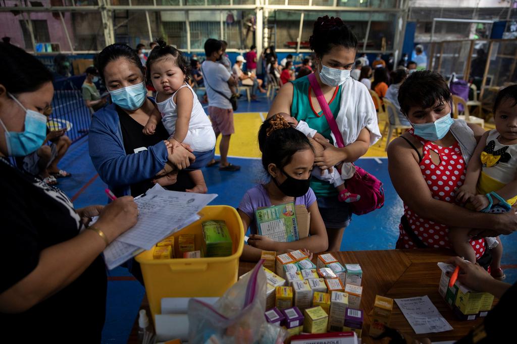 Mothers and their children wearing masks for protection against the coronavirus disease (COVID-19) wait for free vitamins and medicine at a local health center in Manila, Philippines, January 26, 2021. Photo: Reuters