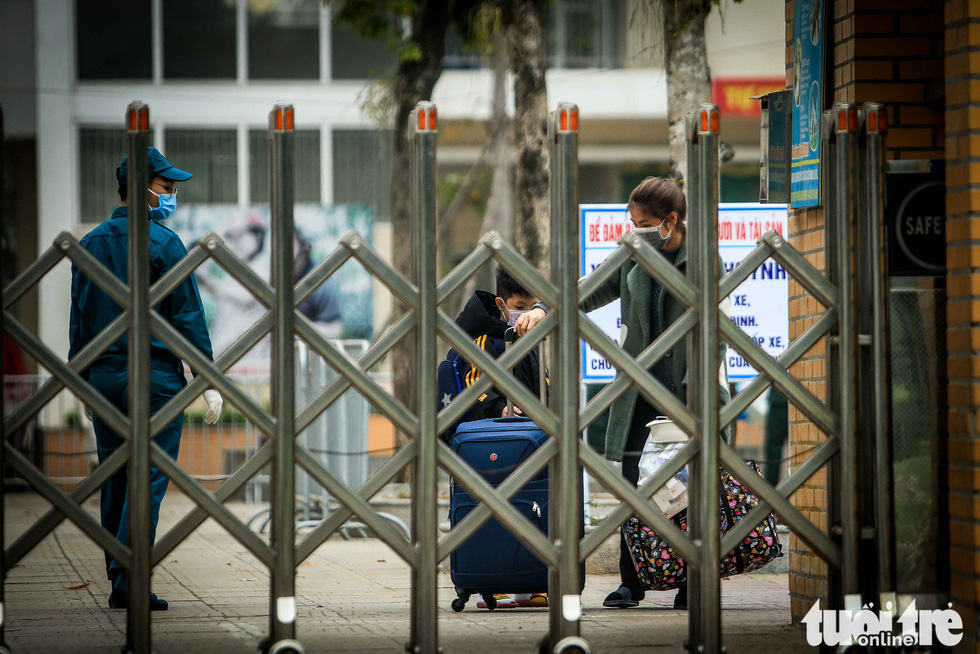 A student stays inside Xuan Phuong Primary School with his teacher for quarantine after one of his schoolmates tested positive for COVID-19, January 31, 2021. Photo: Nguyen Khanh / Tuoi Tre