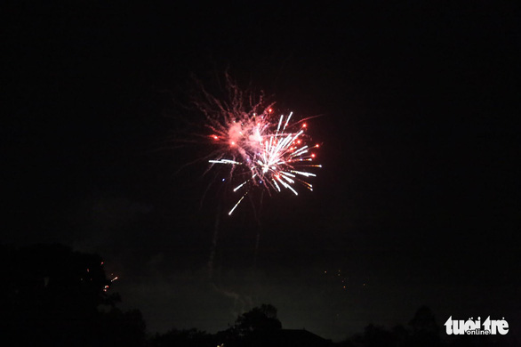 Prohibited fireworks explode on the sky in Ha Tinh Province, Vietnam on 2021 Lunar New Year's Eve. Photo: Ngoc Thang / Tuoi Tre