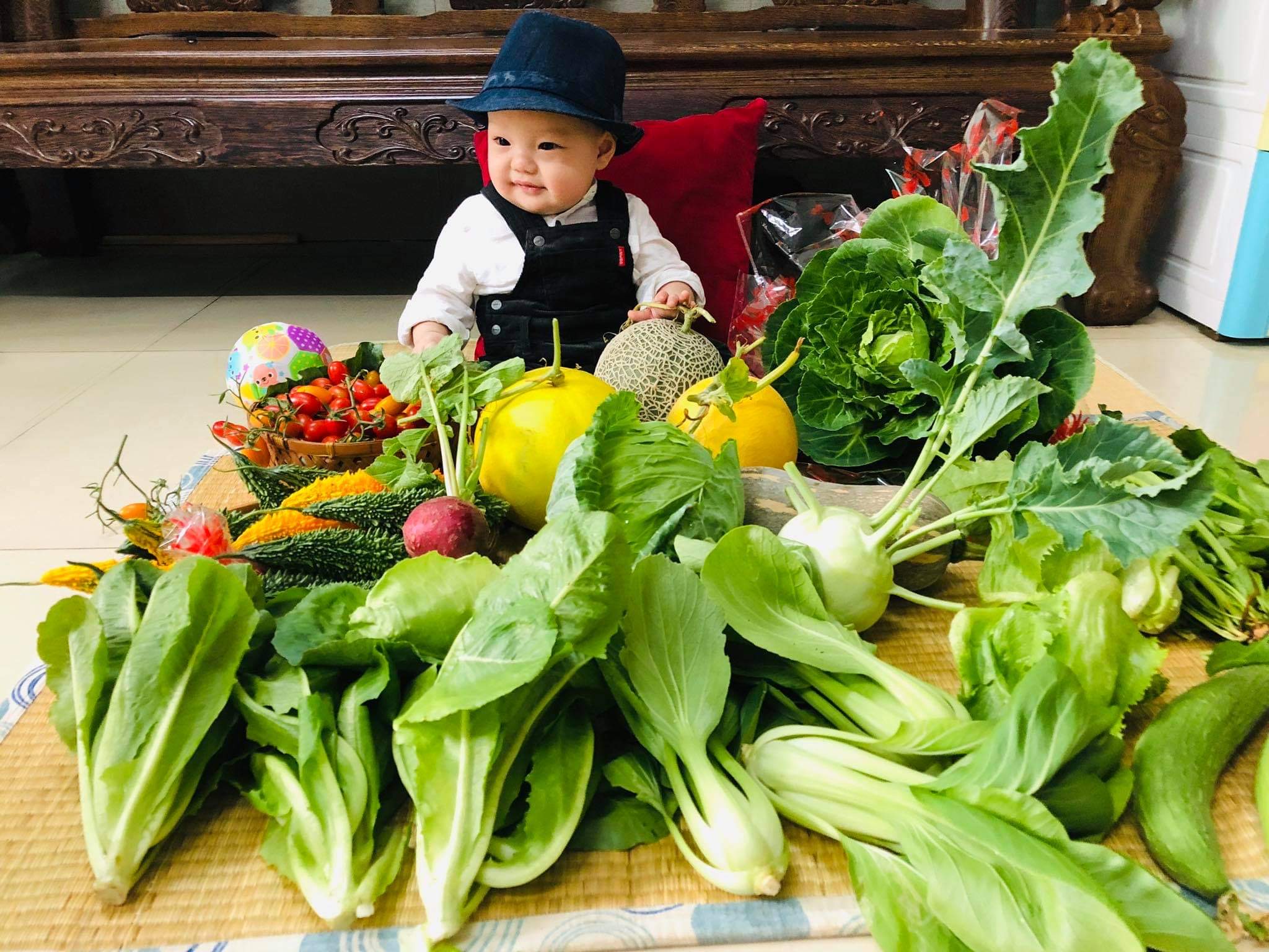 Bui Thuong’s baby with the day’s harvest. Photo: Bui Thuong / Tuoi Tre