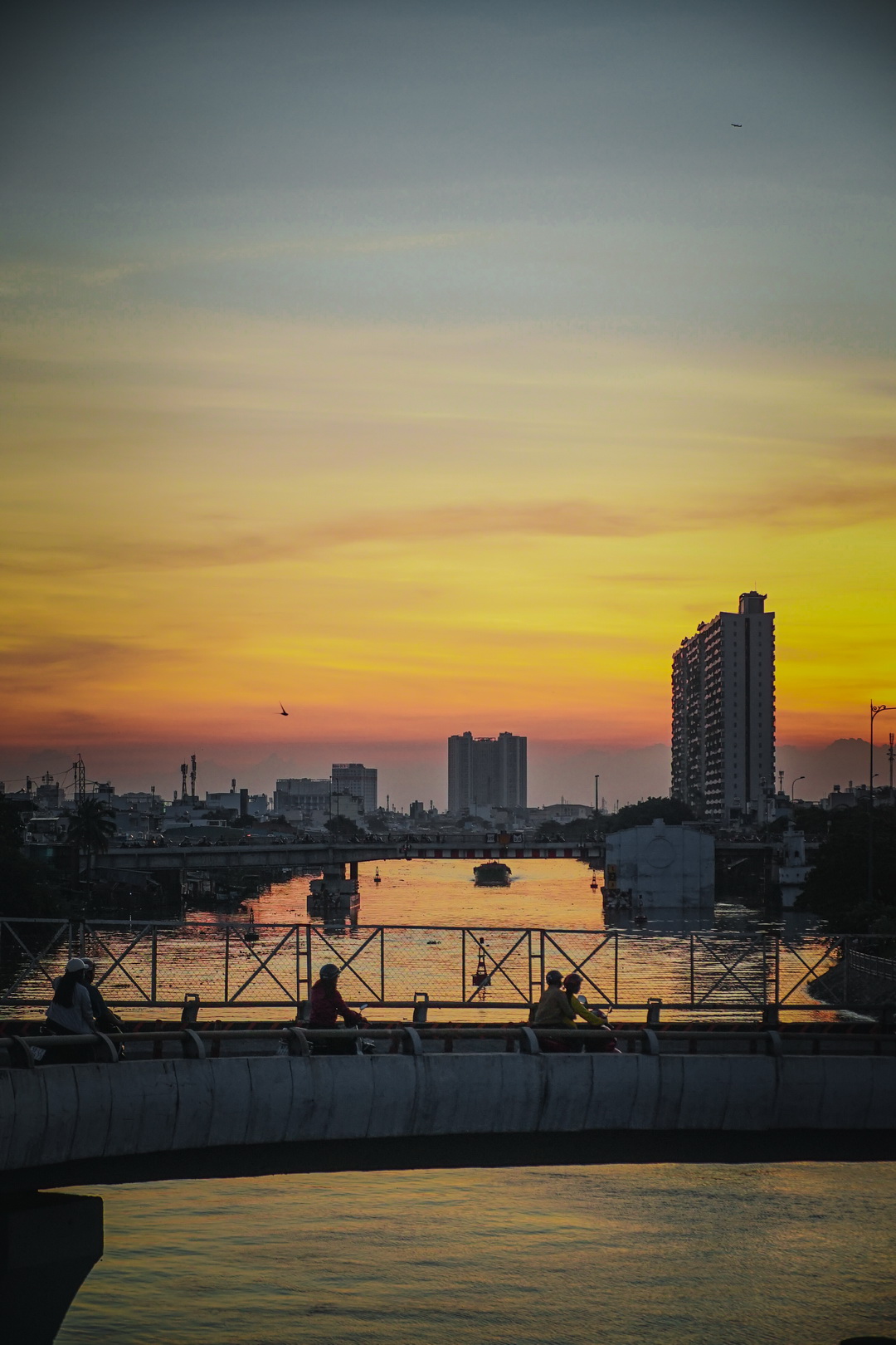 Saigon in sunset. Photo: @odaucungchup