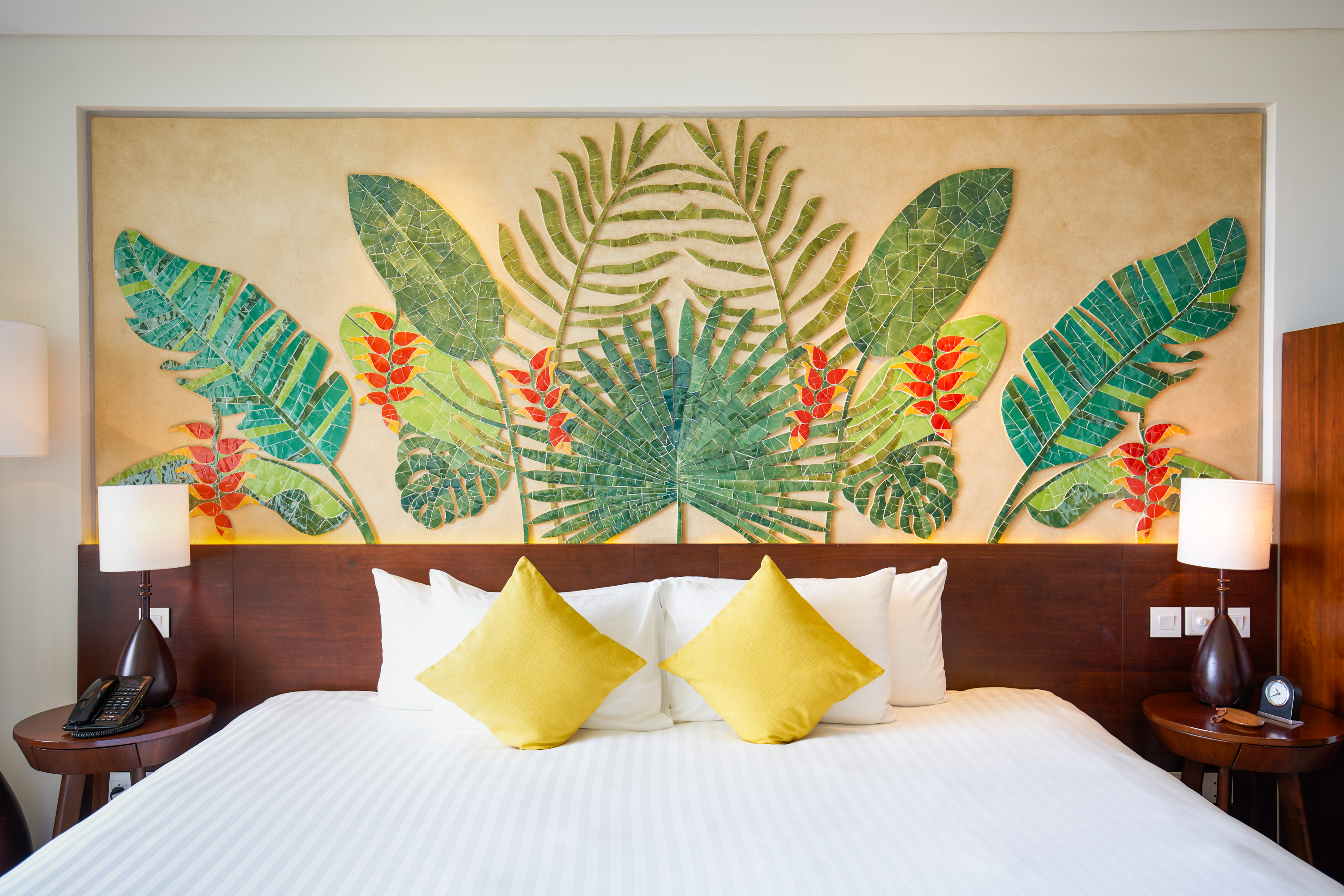 Tropical broken ceramic wall art in Preium Deluxe Rooms

