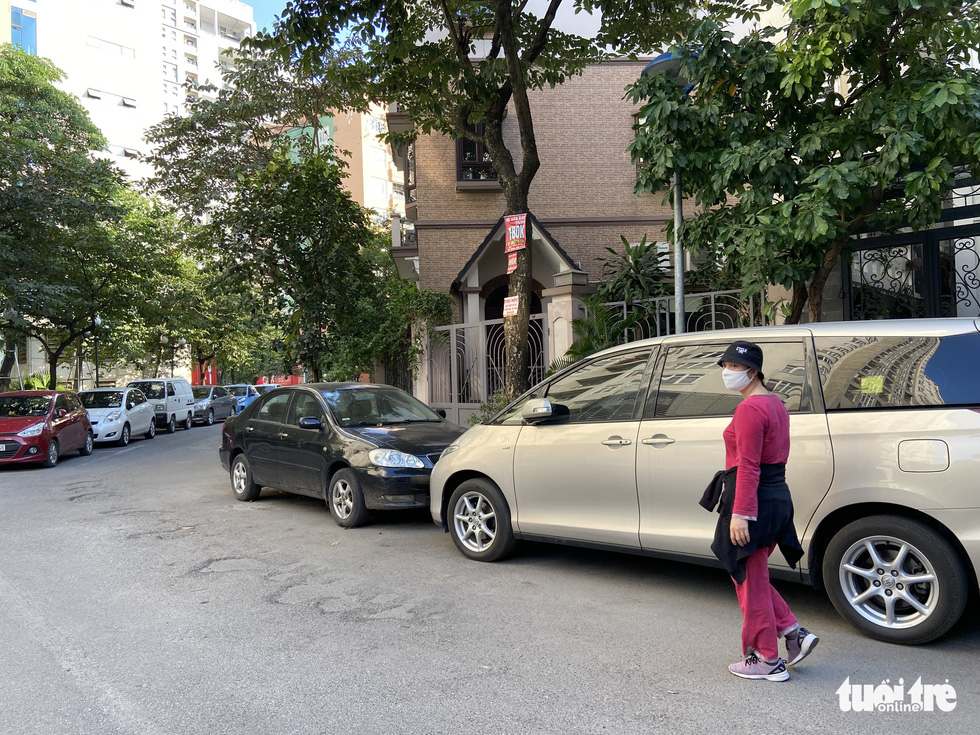 Cars are parked along the internal roads in the My Dinh I Urban Area in Nam Tu Liem District, Hanoi. Photo: Q. The / Tuoi Tre