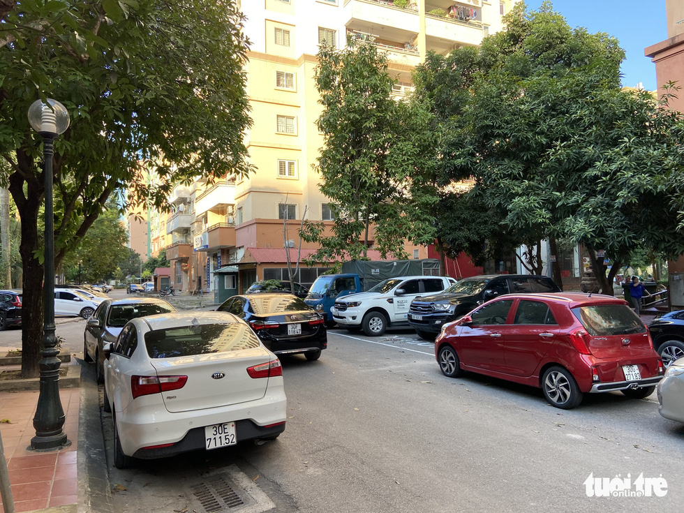Cars are parked along the internal roads in the My Dinh I Urban Area in Nam Tu Liem District, Hanoi. Photo: Q. The / Tuoi Tre