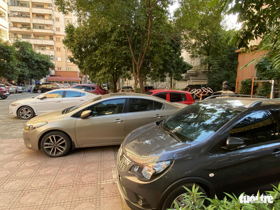 Cars are parked on the sidewalks in the My Dinh I Urban Area in Nam Tu Liem District, Hanoi. Photo: Q. The / Tuoi Tre