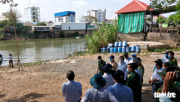 A cohort of An Giang Province officials visit the Binh Di River, a pathway that border jumpers from Cambodia frequently uses, March 2, 2021. Photo: Buu Dau / Tuoi Tre
