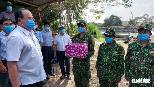Soldiers at a COVID-19 control post near the Cambodia border of An Giang Province receive gifts from An Giang authority, March 2, 2021. Photo: Buu Dau / Tuoi Tre
