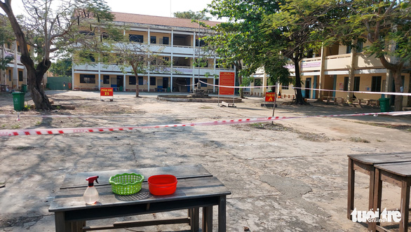 Zoning tapes are used to ensure safe distance at the quarantine ward in Luong The Vinh High School of An Giang Province, March 2, 2021. Photo: Buu Dau / Tuoi Tre