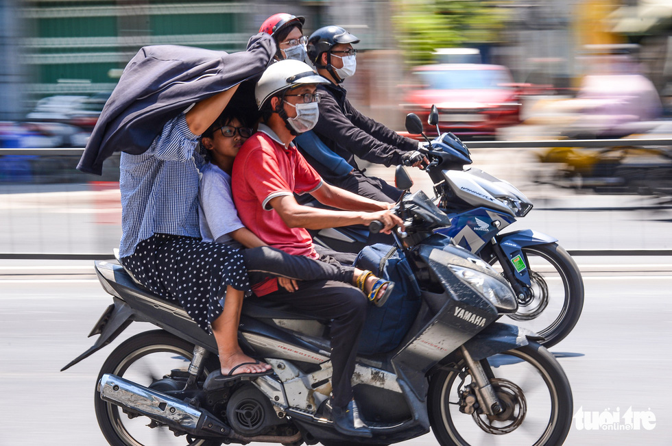 People travel under the scorching sun in Ho Chi Minh City. Photo: Quang Dinh / Tuoi Tre