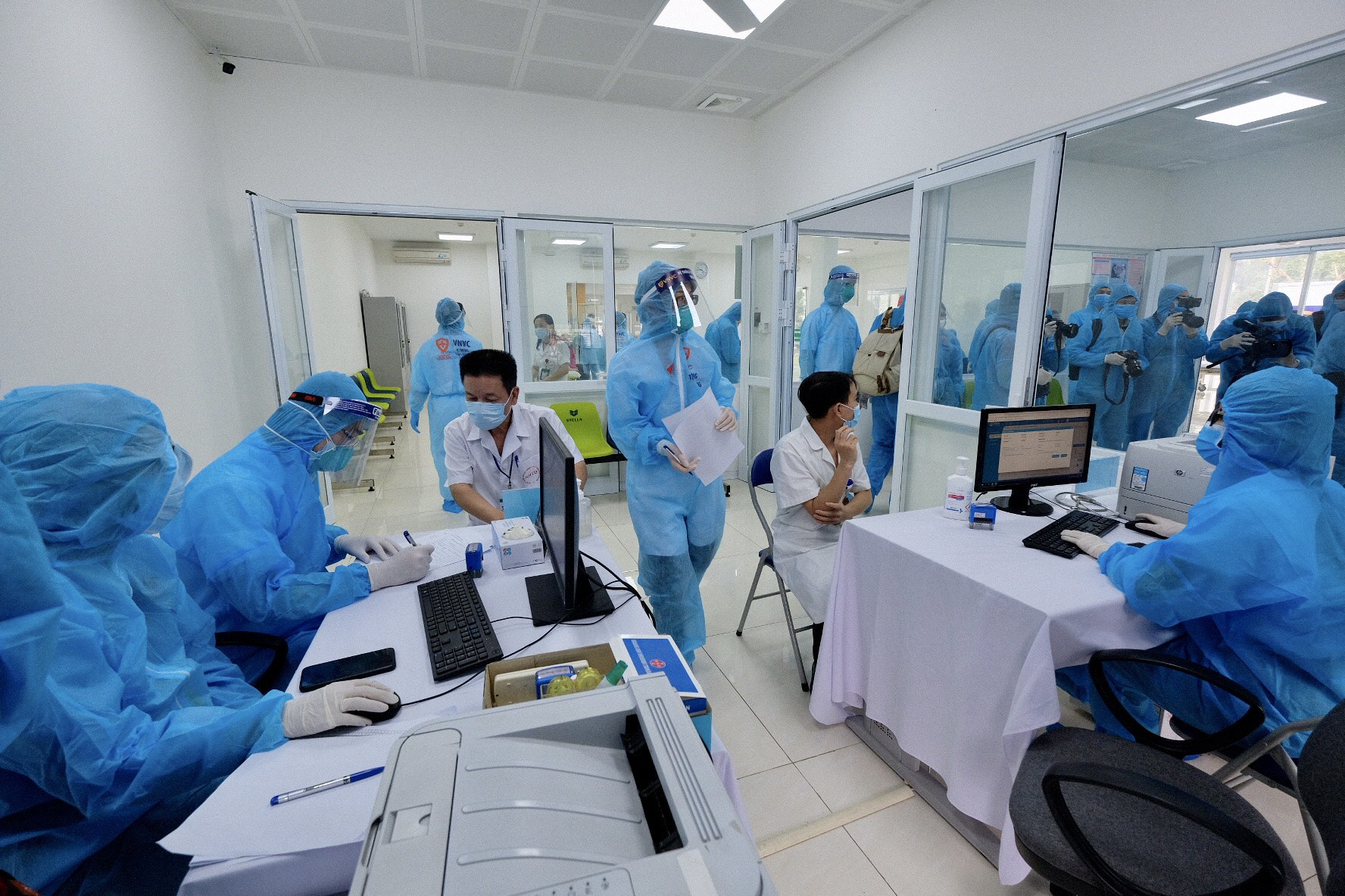 COVID-19 vaccination is carried out at the National Hospital for Tropical Diseases in Hanoi, March 8, 2021. Photo: Nam Tran / Tuoi Tre