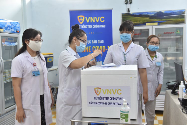COVID-19 vaccine doses are brought to the Ho Chi Minh City Hospital for Tropical Diseases by the Vietnam Vaccine JSC on March 8, 2021. Photo: Duyen Phan / Tuoi Tre