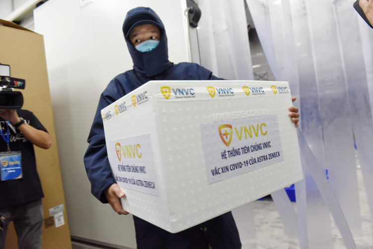 COVID-19 vaccine doses are brought to the Ho Chi Minh City Hospital for Tropical Diseases by the Vietnam Vaccine JSC on March 8, 2021. Photo: Duyen Phan / Tuoi Tre