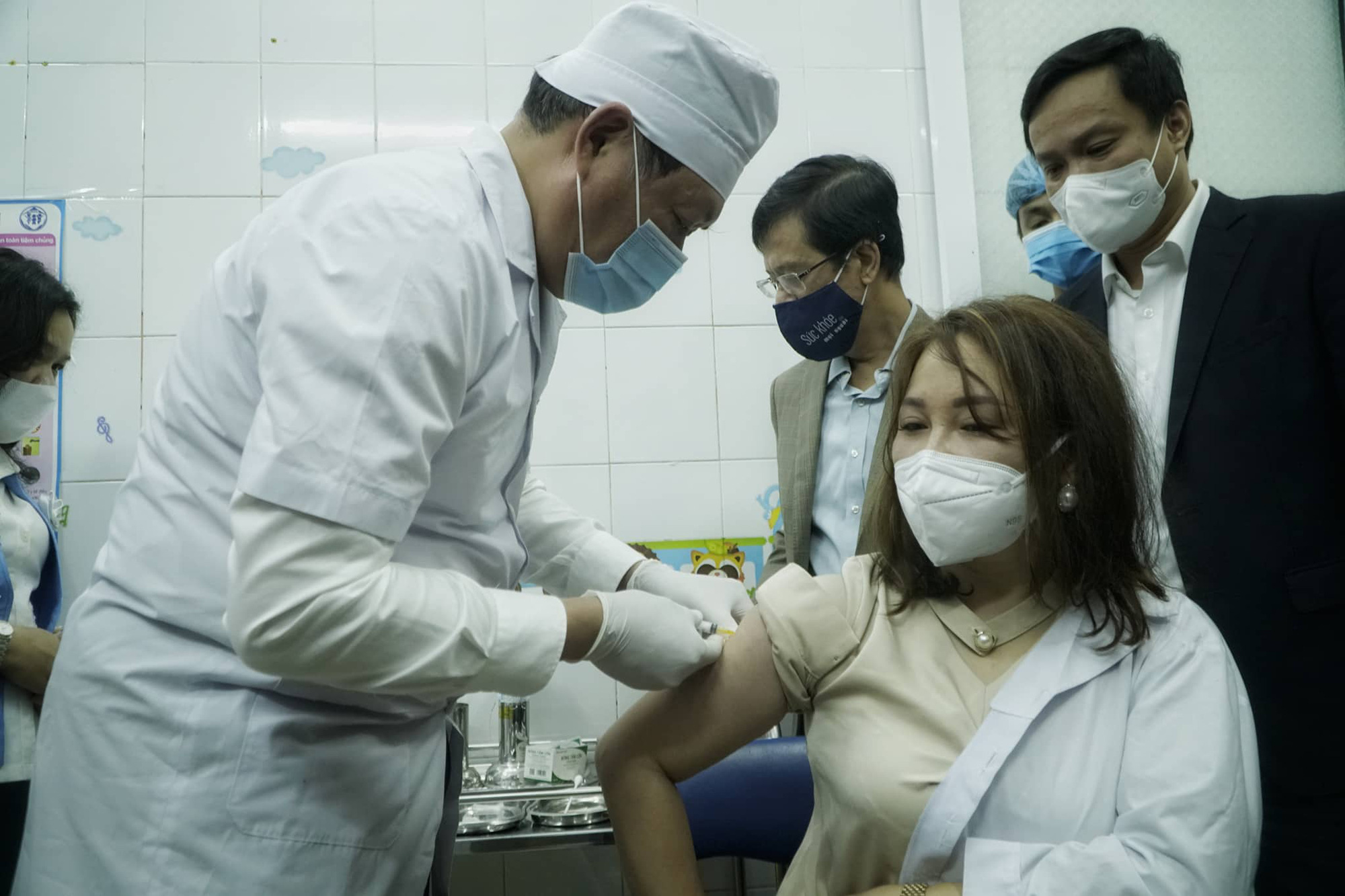 Deputy Minister of Health Do Xuan Tuyen vaccinates an employee of the medical center in Hai Duong City, Hai Duong Province, Vietnam, March 8, 2021. Photo: Pham Tuan / Tuoi Tre