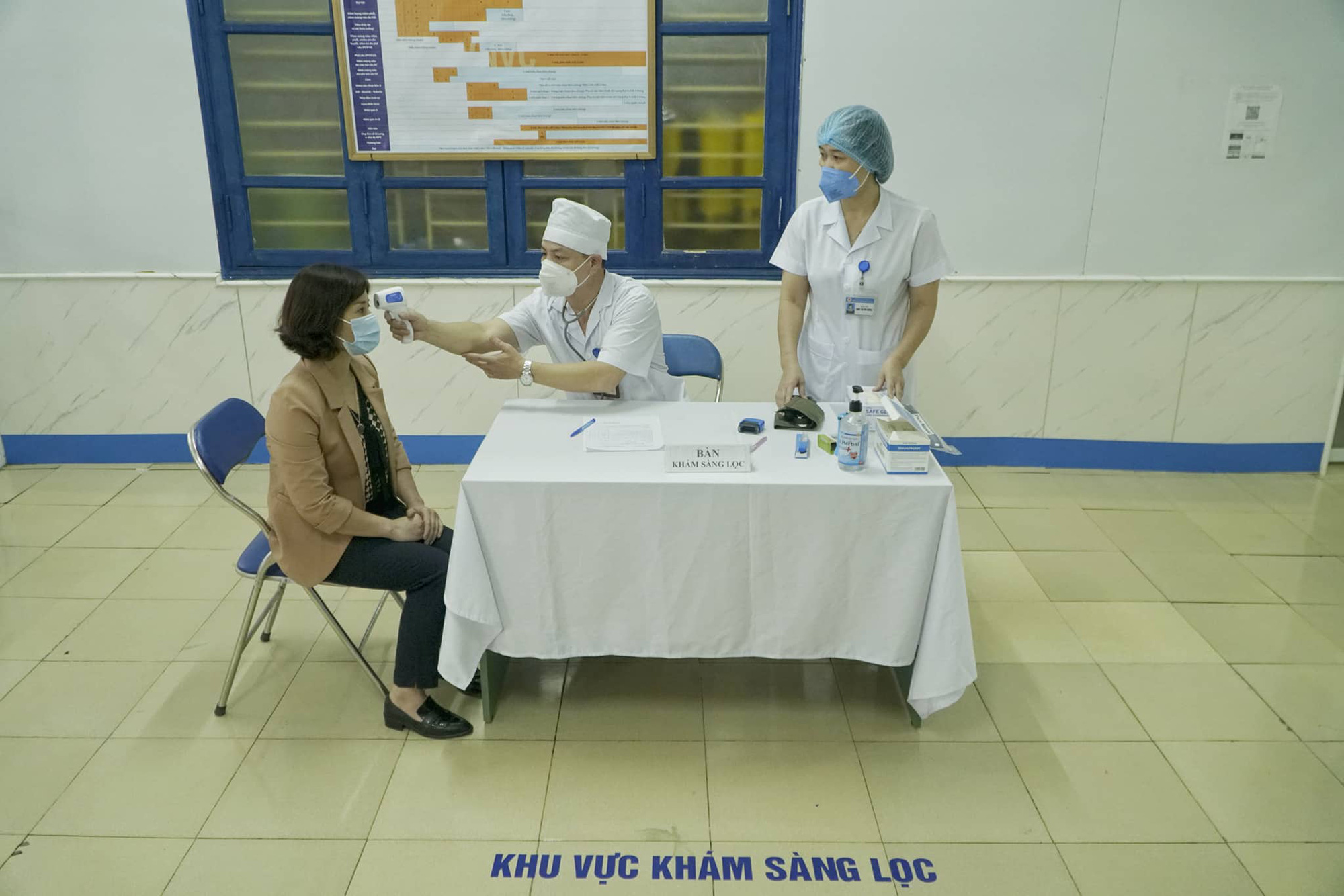 A woman undergoes a health-check before receiving COVID-19 vaccine in Hai Duong Province, Vietnam, March 8, 2021. Photo: Pham Tuan / Tuoi Tre