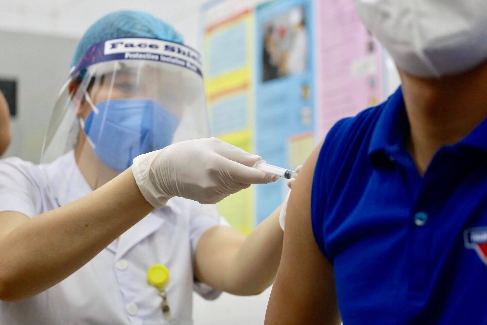 A man receives COVID-19 vaccine in Hai Duong Province, Vietnam, March 8, 2021. Photo: Chi Tue / Tuoi Tre