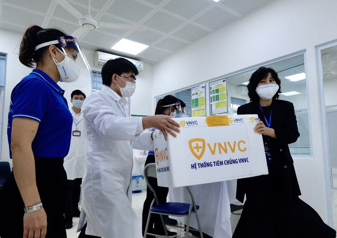 COVID-19 vaccine doses are brought to the National Hospital for Tropical Diseases in Hanoi, March 8, 2021. Photo: Nam Tran / Tuoi Tre