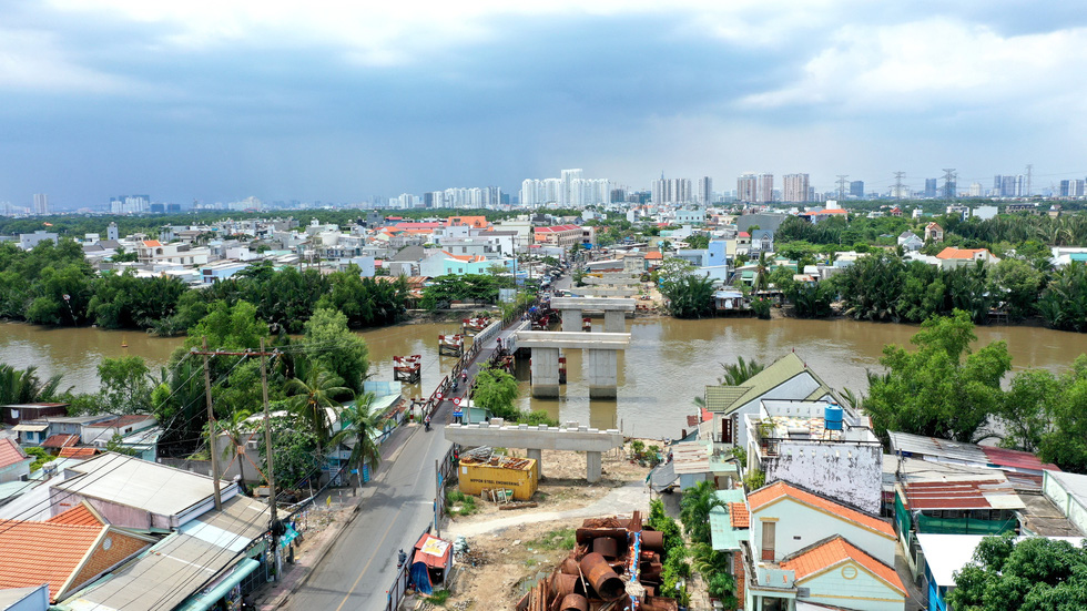 The Long Kieng Bridge has been unfinished for years in Nha Be District, Ho Chi Minh City. Photo: Tu Trung / Tuoi Tre