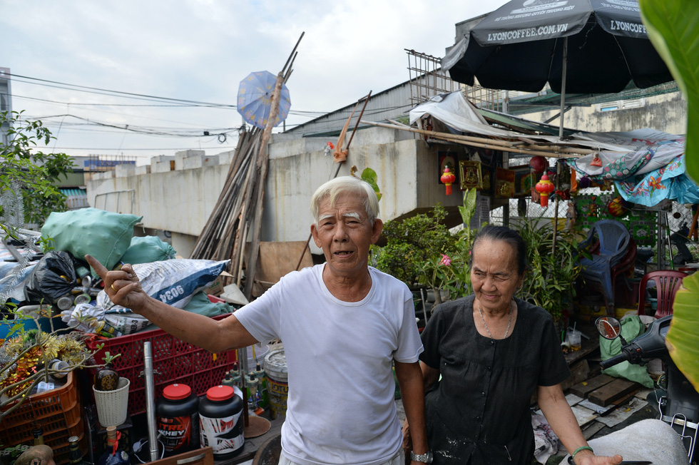 Le Thanh Ngoc, 73, and his 72-year-old wife Tran Thi Lieu yearn for a new bridge along Le Van Luong Street in Nha Be District, Ho Chi Minh City on a daily basis. Photo: Tu Trung / Tuoi Tre