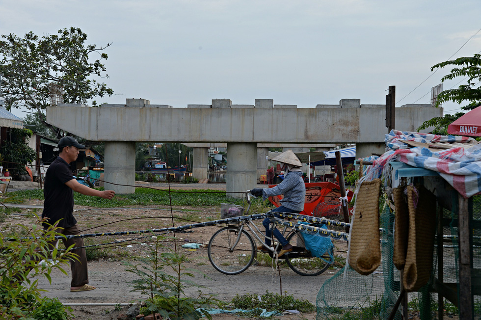 Only local residents suffer when the Long Kieng Bridge has been unfinished for years in Nha Be District, Ho Chi Minh City. Photo: Tu Trung / Tuoi Tre