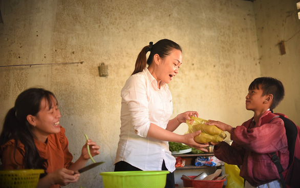 Student Dinh Van Phuoc of Canh Tien Primary School gives his teachers some home-cooked corn. – Photo: Lam Thien/Tuoi Tre