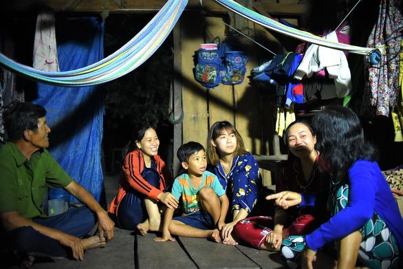 In the evening, teachers go to a student’s house in Canh Tien Village to discuss his progress with his parents. – Photo: Lam Thien/Tuoi Tre