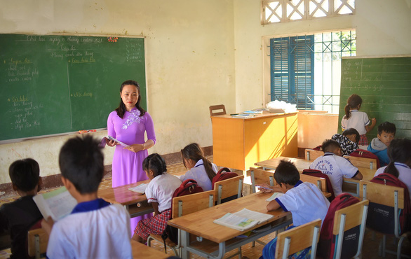 Teacher Na Uy checks the homework of her 4th and 5th graders. – Photo: Lam Thien/Tuoi Tre