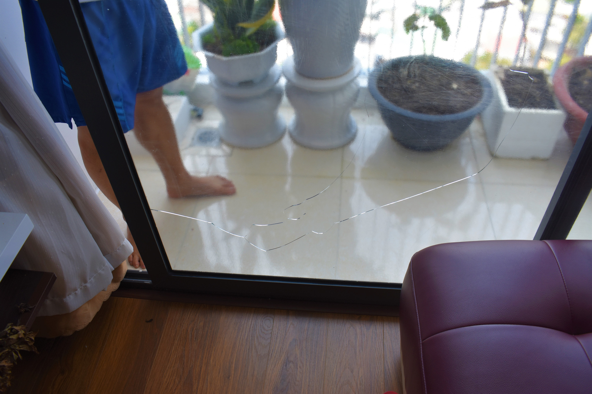 This photo shows a cracked sliding glass door at the P.H Nha Trang apartment complex in Nha Trang City, Khanh Hoa Province, Vietnam. Photo: Minh Chien / Tuoi Tre