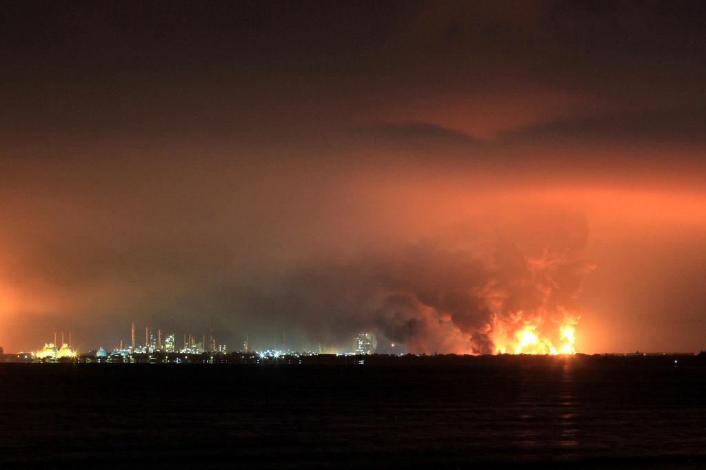 Smoke rises during fire at Pertamina's oil refinery in Balongan, Indramayu regency, West Java province, Indonesia, March 29, 2021. Photo: Antara Foto/Dedhez Anggara/ via Reuters