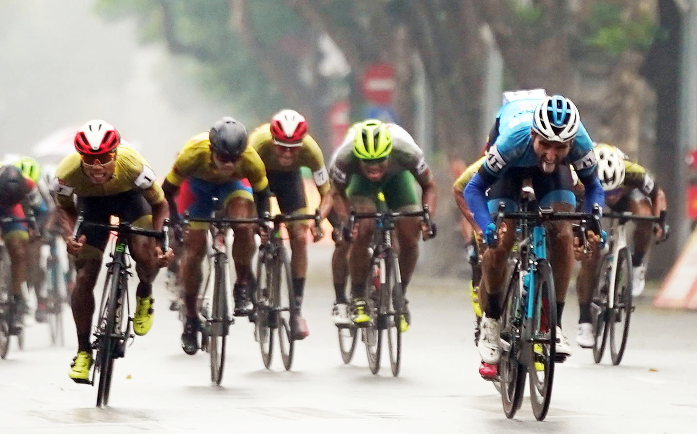 Cyclists race in the fifth stage of the HTV Cup national cycling tournament in Hanoi, April 10, 2021. Photo: T.P. / Tuoi Tre