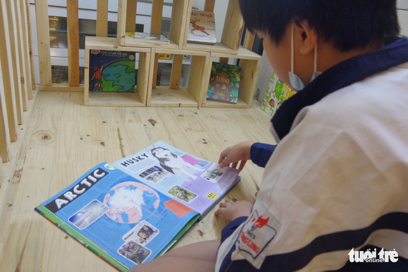 English books for children are selected carefully to ensure they are attractive and useful to them. Photo: Hien Huyen / Tuoi Tre