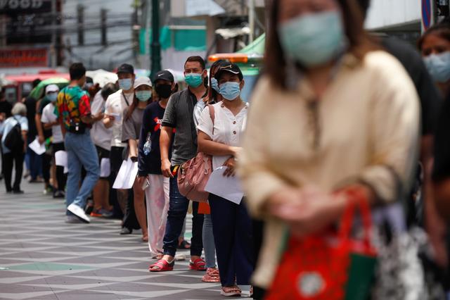 Local residents queue for a coronavirus disease (COVID-19) nasal swab test, in Bangkok, Thailand, April 14, 2021. Photo: Reuters
