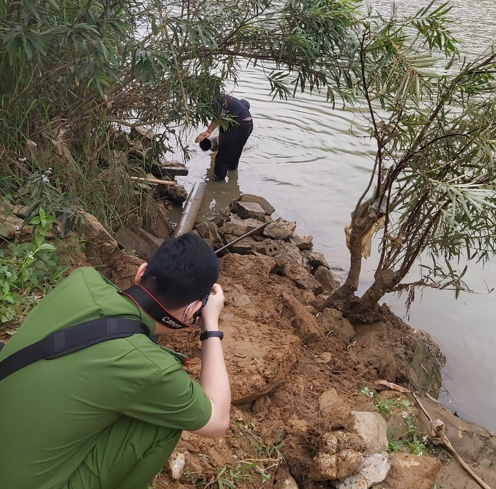 A forestry processing cooperative is found dumping untreated wastewater into Ma River in Quan Hoa District, Thanh Hoa Province, Vietnam, April 15, 2021. Photo: Binh An / Tuoi Tre