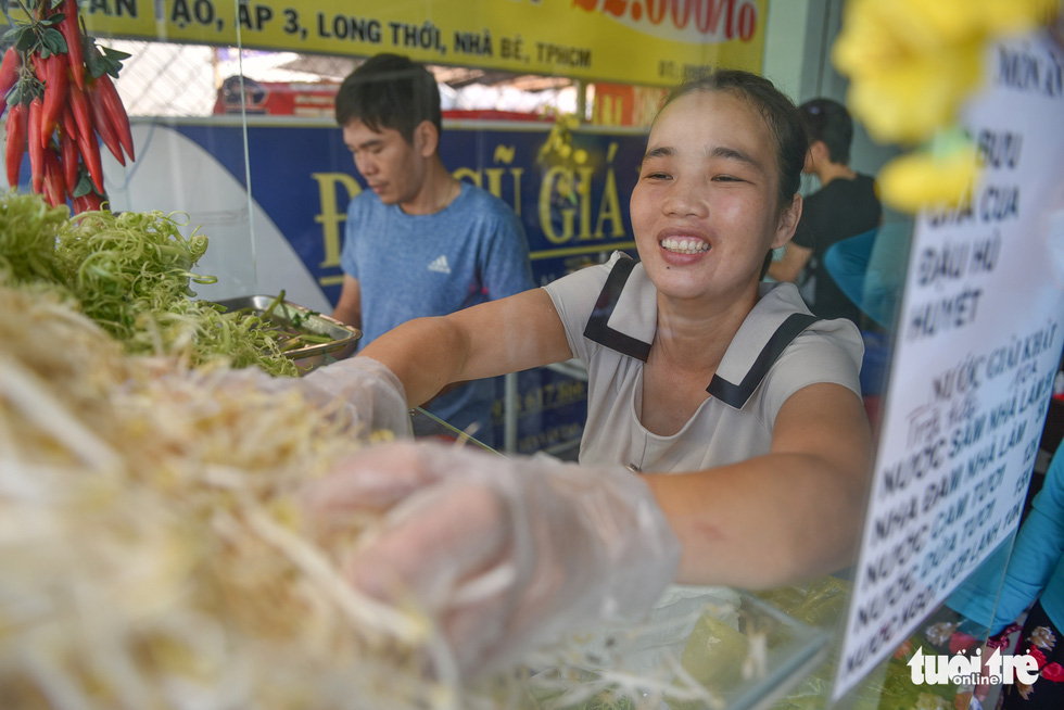 Tran Thi Quynh Mai is preparing for a new day at her family restaurant. Photo: Ngoc Phuong / Tuoi Tre
