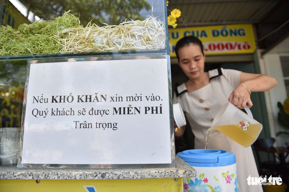Tran Thi Quynh Mai prepares a bowl of crab paste vermicelli soup for a customer in her family restaurant. Photo: Ngoc Phuong / Tuoi Tre