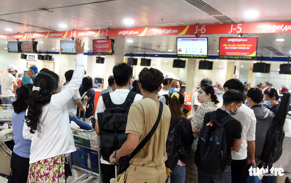 Some passengers nearly miss their flights due to a long wait at Tan Son Nhat International Airport in Ho Chi Minh City, April 18, 2021. Photo: Tuoi Tre