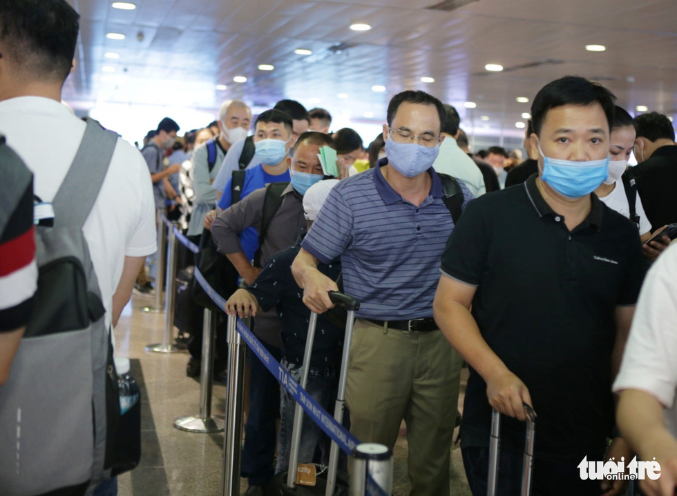 Passengers crowd the security screening area of Tan Son Nhat International Airport in Ho Chi Minh City, April 18, 2021. Photo: Tuoi Tre