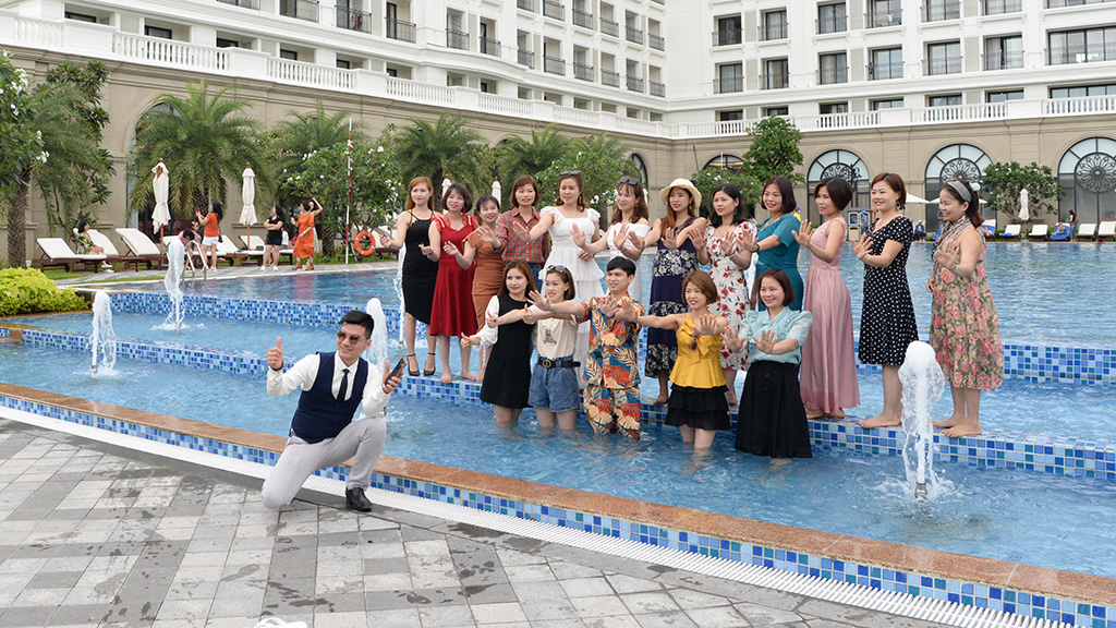 Visitors pose for a photo at VinHolidays Fiesta Phu Quoc on Phu Quoc Island, Kien Giang Province, Vietnam, April 19, 2021. Photo: T.T.D. / Tuoi Tre
