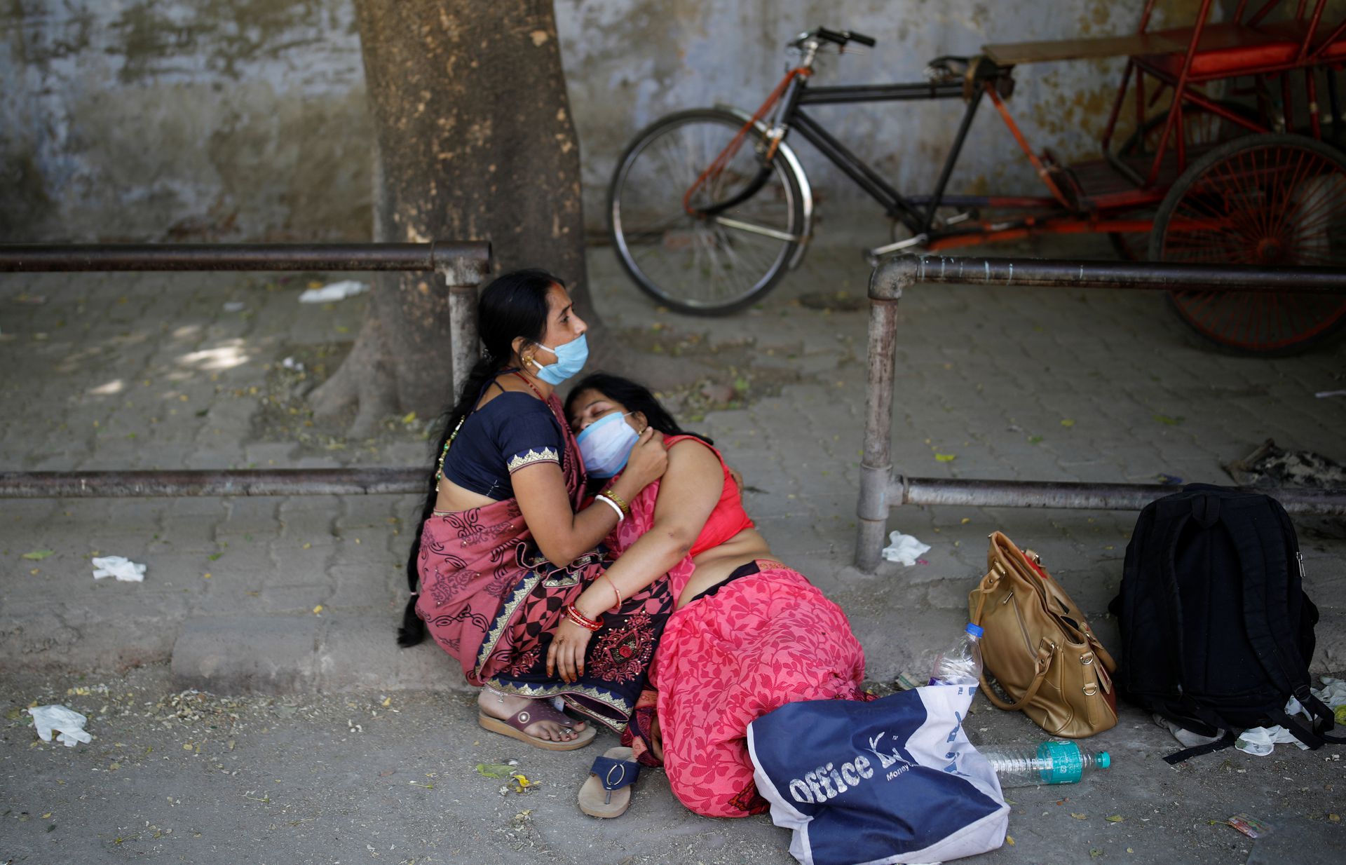 Women mourn the death of a family member, who died from the coronavirus disease (COVID-19), outside a crematorium in New Delhi, India April 24, 2021. Photo: Reuters