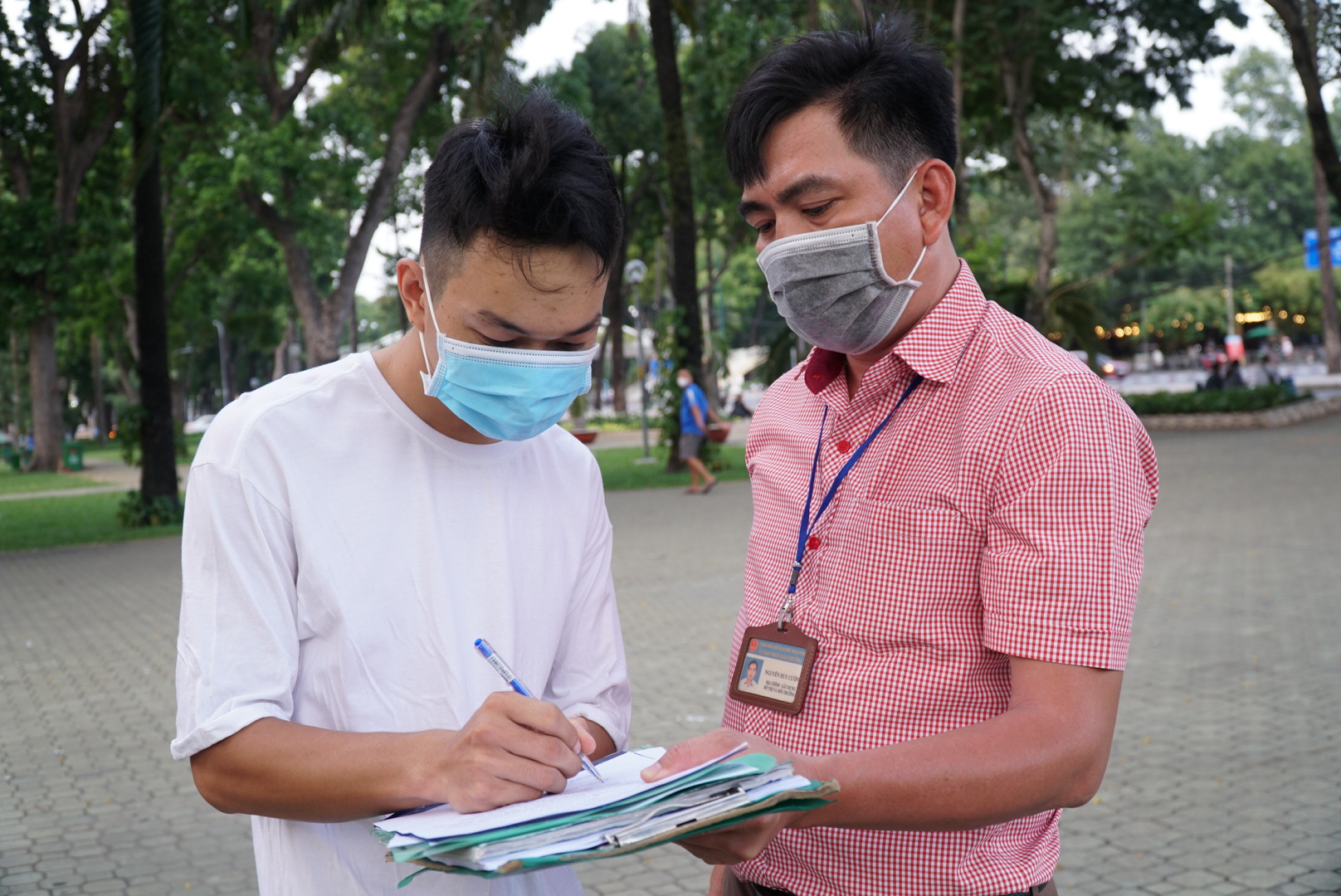 A man is booked for failure to wear a face mask while exercising at Gia Dinh Park in Phu Nhuan District, Ho Chi Minh City, April 28, 2021. Photo: D.T. / Tuoi Tre
