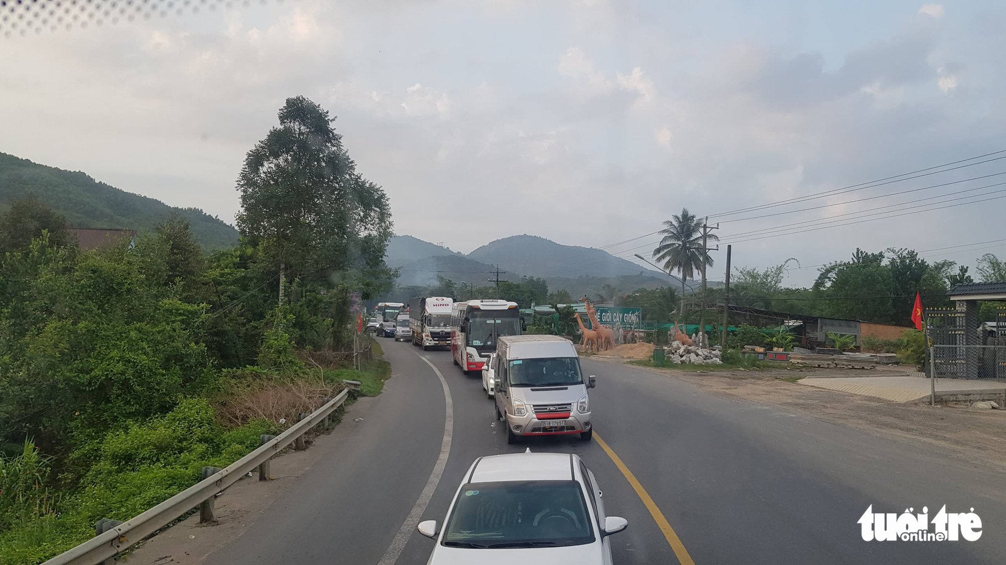 A long line of vehicles queues on Bao Loc Pass in Lam Dong Province, Vietnam, April 30, 2021. Photo: Nhat Linh / Tuoi Tre