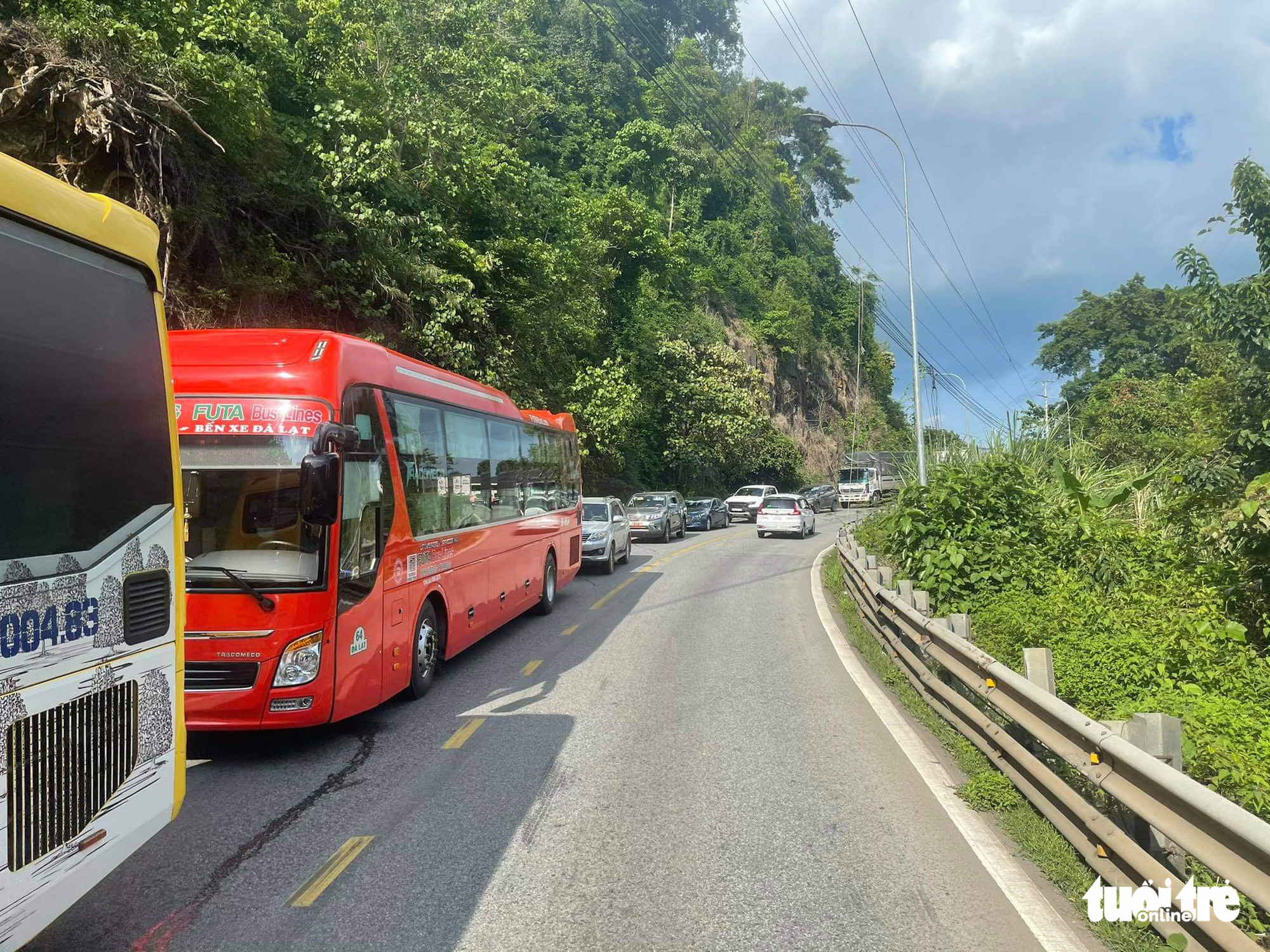 A long line of vehicles queues on Bao Loc Pass in Lam Dong Province, Vietnam, April 30, 2021. Photo: Nghia Nguyen / Tuoi Tre