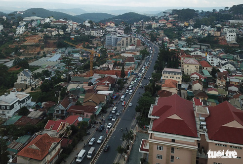 Endless lines of vehicles queue in Bao Loc City, Lam Dong Province, Vietnam, April 30, 2021. Photo: Duc Tho / Tuoi Tre