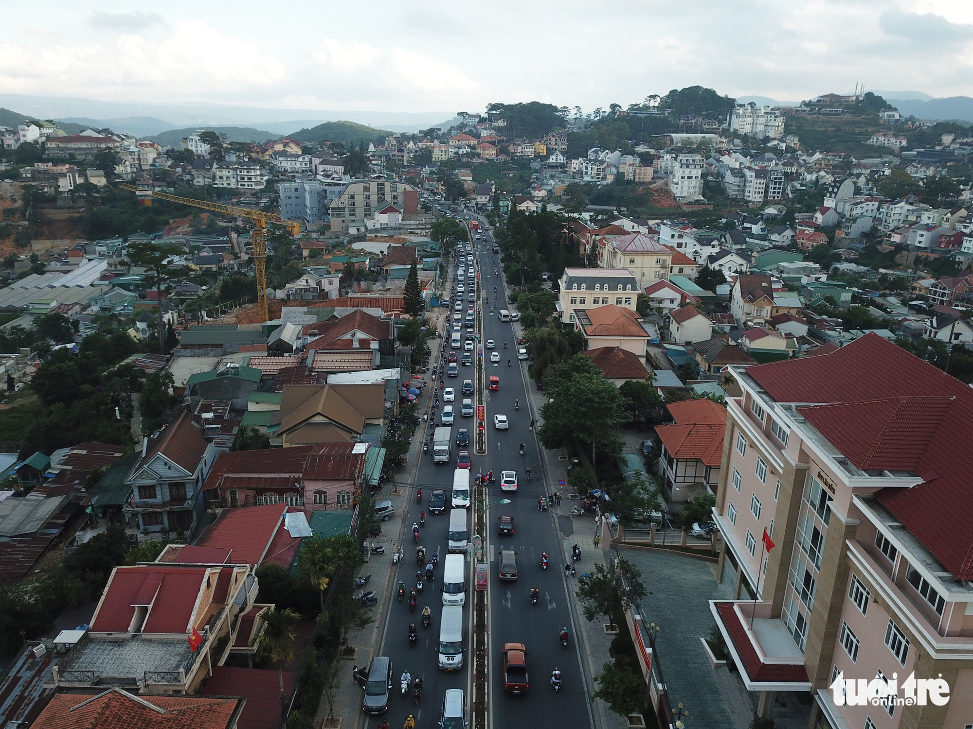 Endless lines of vehicles queue in Bao Loc City, Lam Dong Province, Vietnam, April 30, 2021. Photo: Duc Tho / Tuoi Tre
