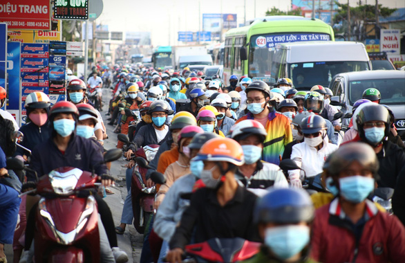 Despite an early return to Ho Chi Minh City, traffic congestion occurs on National Highway 1 on May 2, 2021. Photo: Nhat Thinh / Tuoi Tre