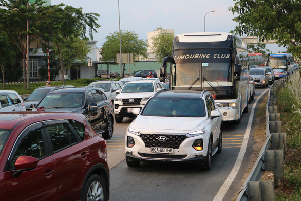 A scene of traffic on the road section leading to the Ho Chi Minh City - Long Thanh - Dau Giay Expressway at 4:30 pm on May 2, 2021. Photo: Hoang An / Tuoi Tre