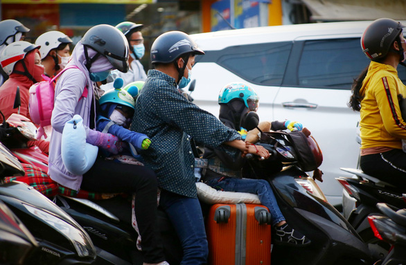 This image shows holiday-goers on the way back to Ho Chi Minh city on May 2, 2021. Photo: Nhat  Thinh / Tuoi Tre