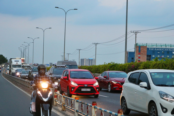 Vehicles are seen moving slowly on the Ho Chi Minh City - Long Thanh - Dau Giay Expressway at 6:15 pm on May 2, 2021. Photo: Hoang An / Tuoi Tre