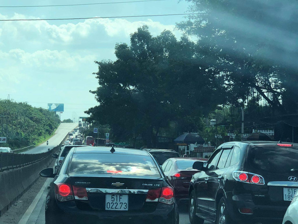 This image shows traffic congestion on a section of National Highway 1 in Dong Nai Province, near the Ho Chi Minh City - Long Thanh - Dau Giay Expressway, at 3:00 pm on May 2, 2021. Photo: Thach Ha / Tuoi Tre